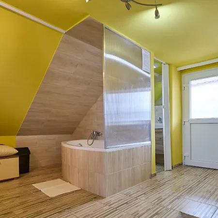 Tarsoly Kertes Casa de Férias Hajdúszoboszló